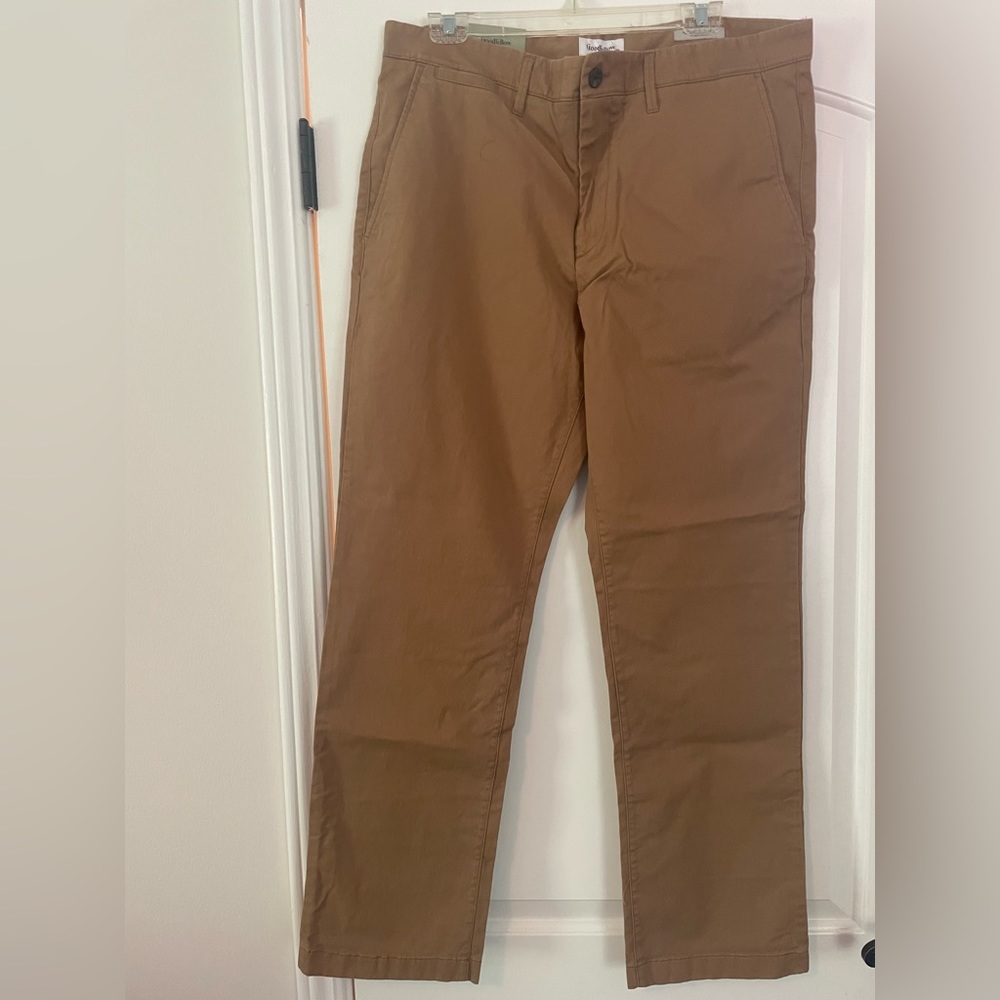 Men’s Straight Chino size 36x32. Never worn. New with tags.
